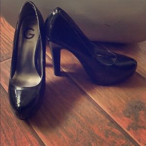 Guess platform pumps